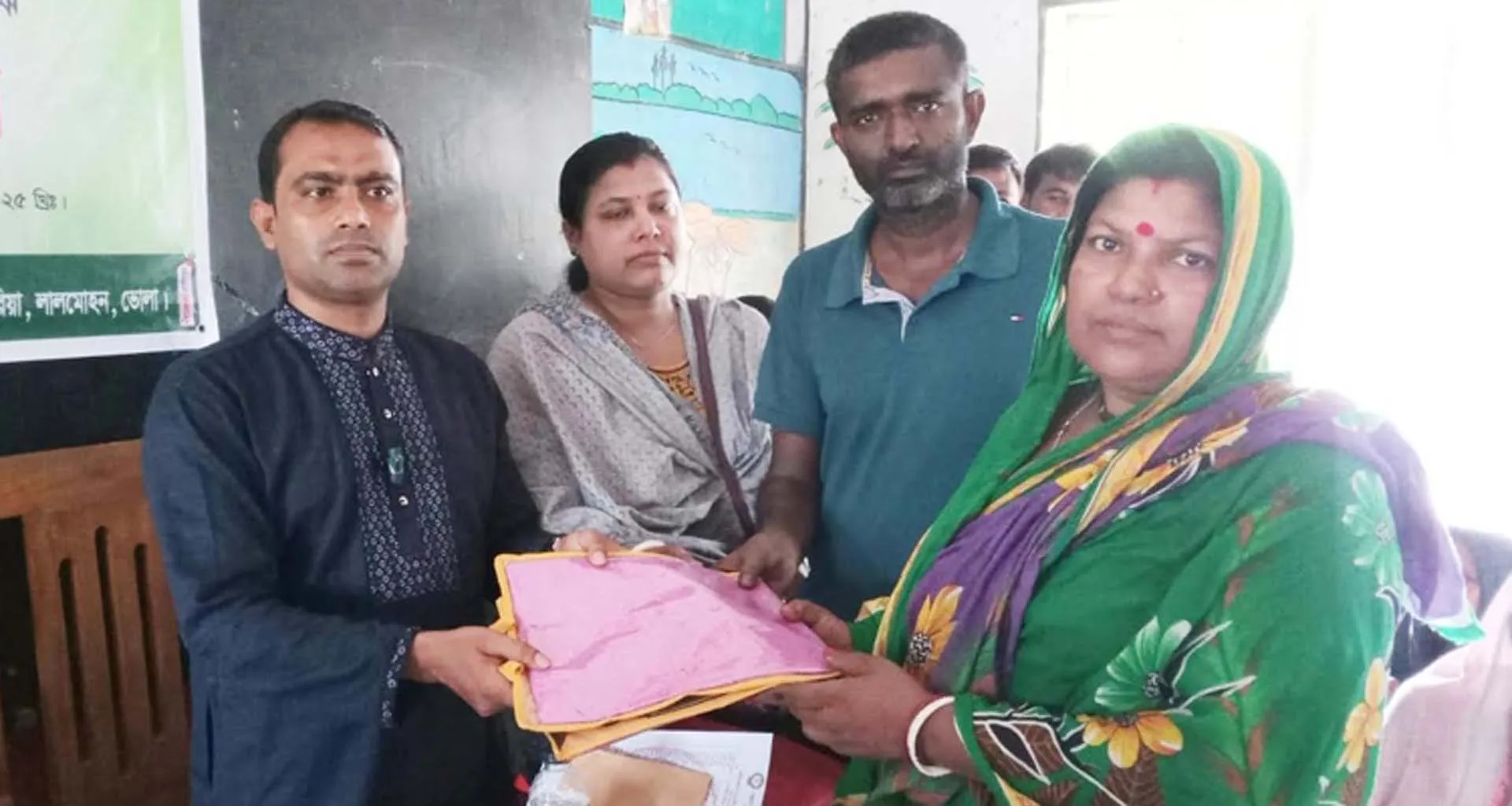 লালমোহনে দুর্গোৎসব উপলক্ষ্যে সনাতন ধর্মাবলম্বীদের বস্ত্র উপহার